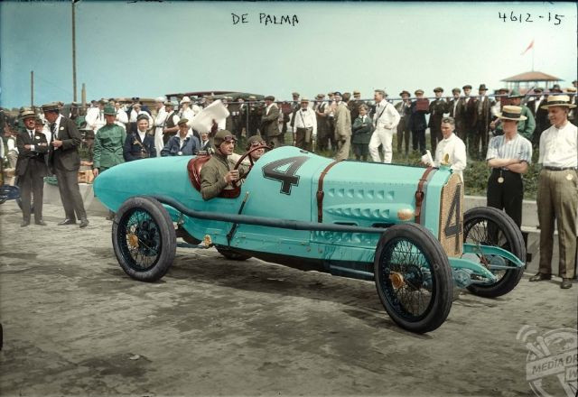 Tay đua Ralph DePalma trong chiếc xe của mình năm 1915. Ảnh: Mario Unger.