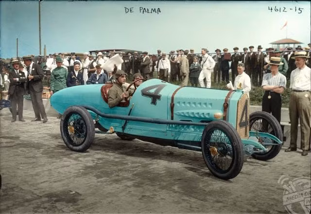 Tay đua Ralph DePalma trong chiếc xe của mình năm 1915. Ảnh: Mario Unger.