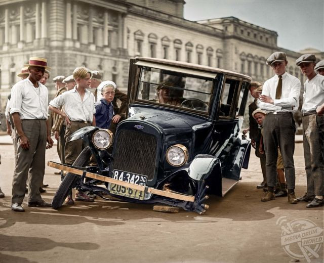 Người dân quây quanh một chiếc xe hơi vừa gặp tai nạn, 1923. Ảnh: Mario Unger.