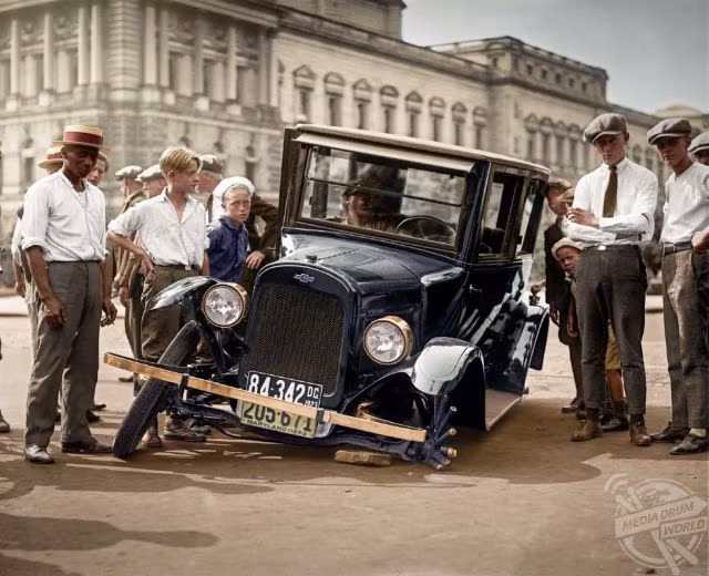 Người dân quây quanh một chiếc xe hơi vừa gặp tai nạn, 1923. Ảnh: Mario Unger.