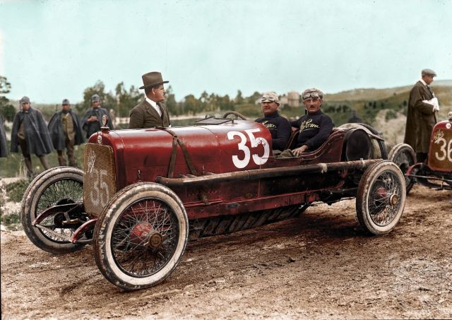 Hai tay đua Antonio Ascari và Ugo Sivocci trên chiếc xe Alfa Romeo 20-30 ES tại giải đua Targa Florio trên đảo Sicily của Italia năm 1922. Ảnh: Mario Unger.