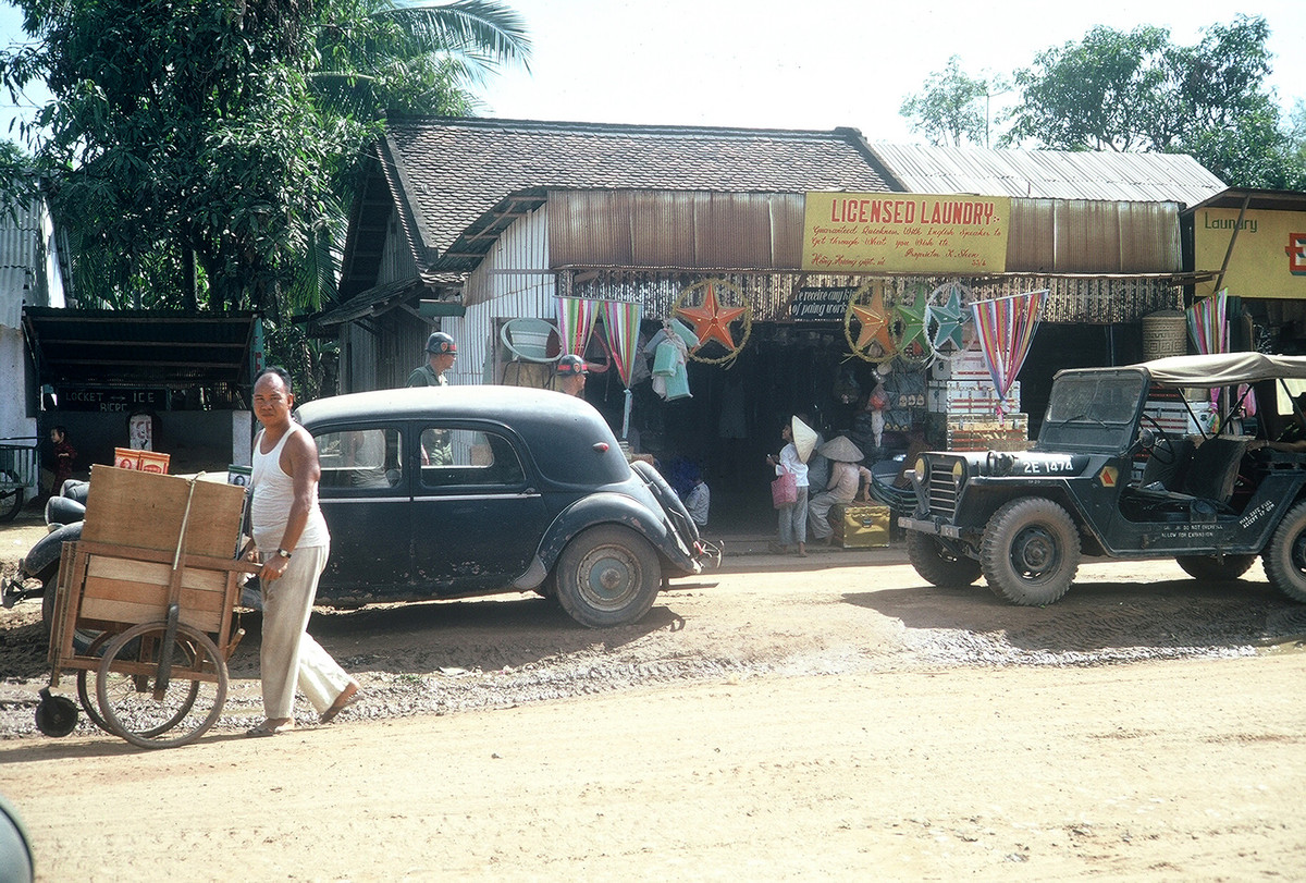 Xe quân sự Mỹ đỗ bên một tiệm giặt ủi ở Củ Chi. Ảnh: William Smith.