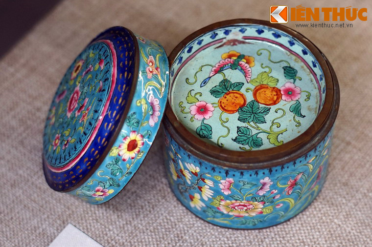 Pháp lam ở Huế thuộc loại Họa pháp lam, là kỹ thuật dùng một lớp men lót tráng lên cốt kim loại và dùng men nhiều màu để vẽ các họa tiết trang trí rồi nung thành sản phẩm. Ảnh: Cơi đựng trầu pháp lam.