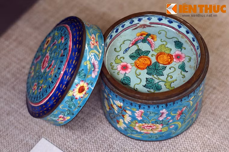 Pháp lam ở Huế thuộc loại Họa pháp lam, là kỹ thuật dùng một lớp men lót tráng lên cốt kim loại và dùng men nhiều màu để vẽ các họa tiết trang trí rồi nung thành sản phẩm. Ảnh: Cơi đựng trầu pháp lam.