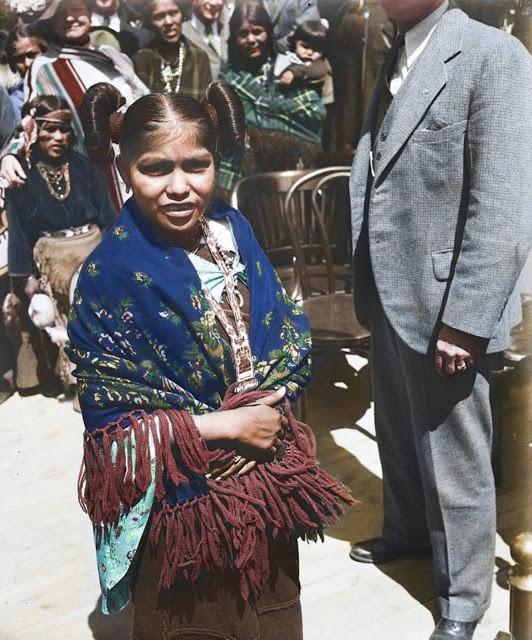 Một thiếu nữ trong một nhóm phụ nữ và trẻ em da đỏ ở Nhà Trắng. Ảnh: Royston Leonard.