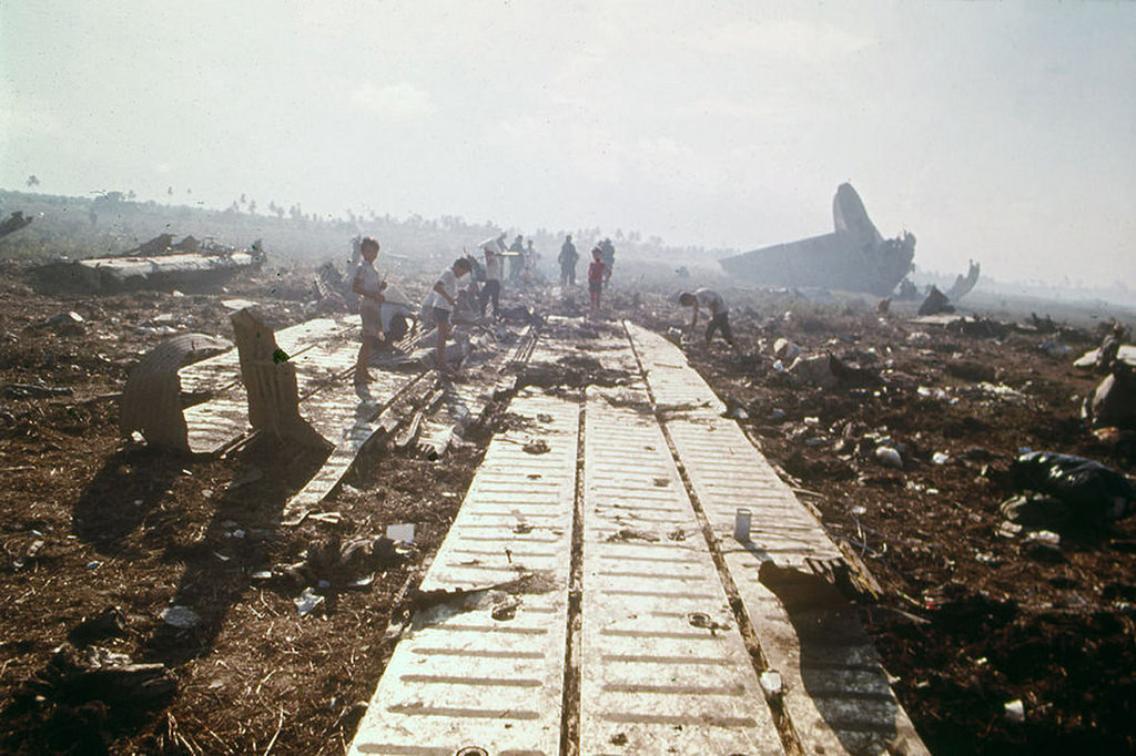 Một số người dân đã đến hiện trường để tìm kiếm các vật dụng còn sót lại sau tai nạn. Ảnh tư liệu.