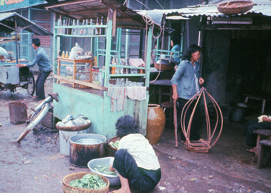Khung cảnh khá bừa bộn tại một quán giải khát vỉa hè ở Sài Gòn năm 1965. Ảnh: Bruce Baumler.