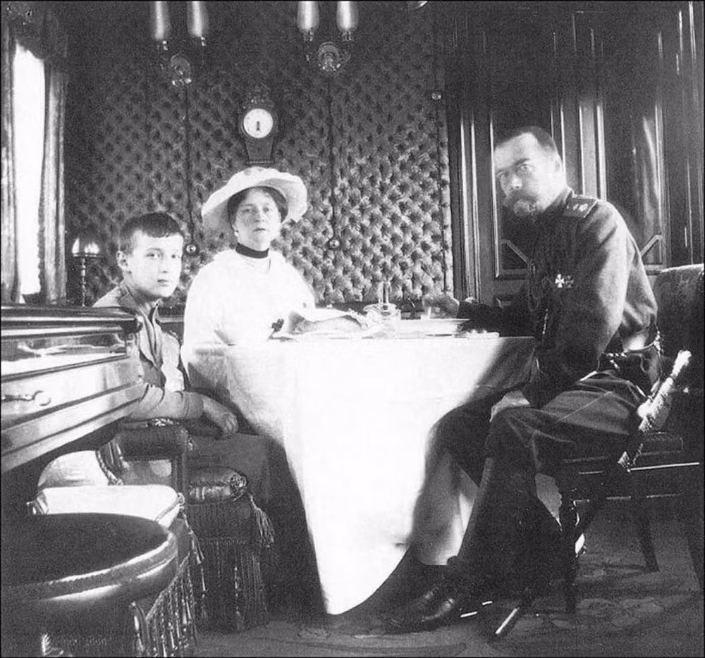 Sa hoàng Nicholas II, Hoàng hậu Alexandra và Hoàng tử Tsarevich Alexei trên tàu.