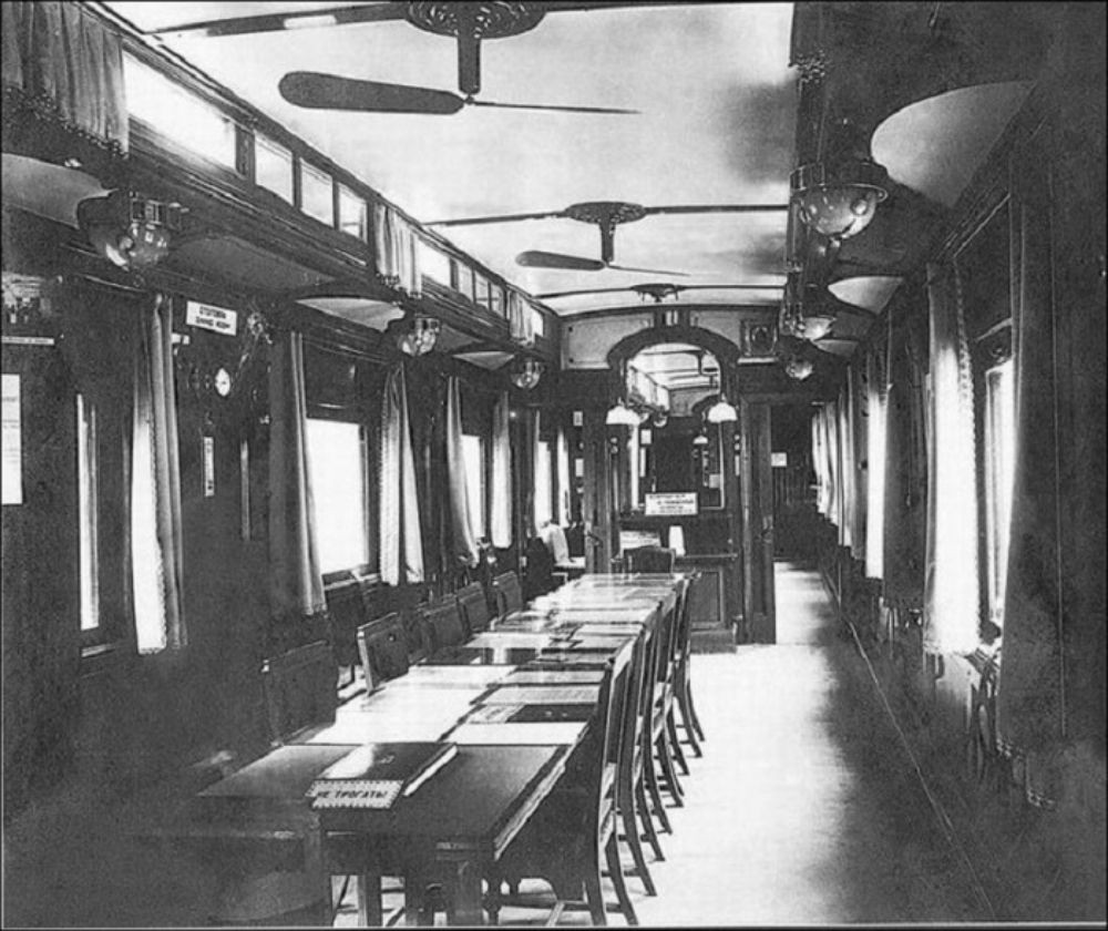 Một phòng ăn trên đoàn tàu.