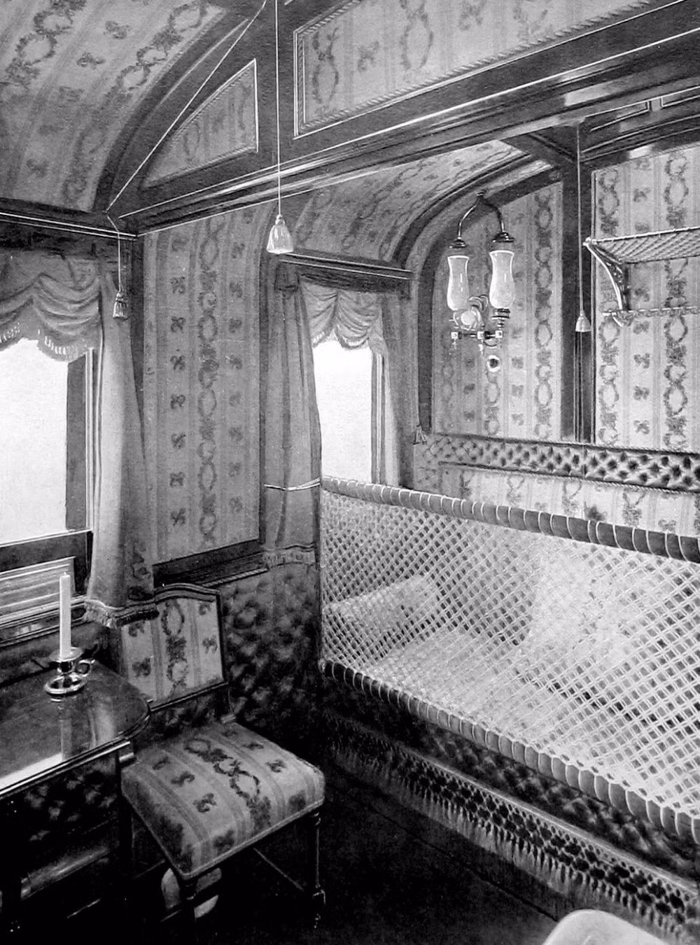 Giường cho trẻ nhỏ trong một căn phòng..