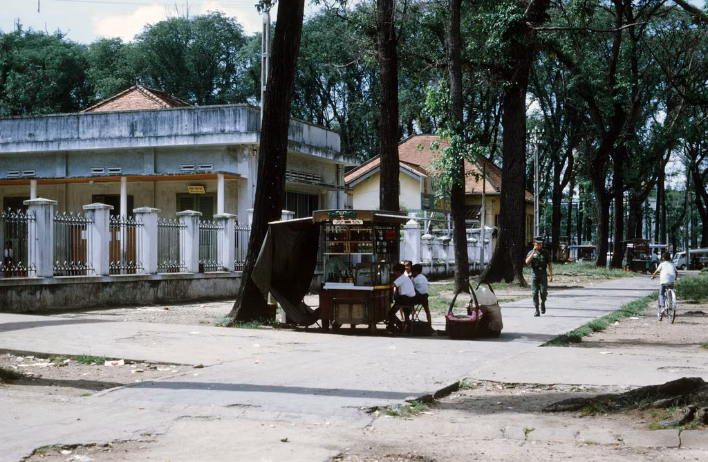 Quán giải khát bên ngoài trường Tiểu học Hòa Bình, gần nhà thờ Đức Bà, 1969. Ảnh tư liệu.