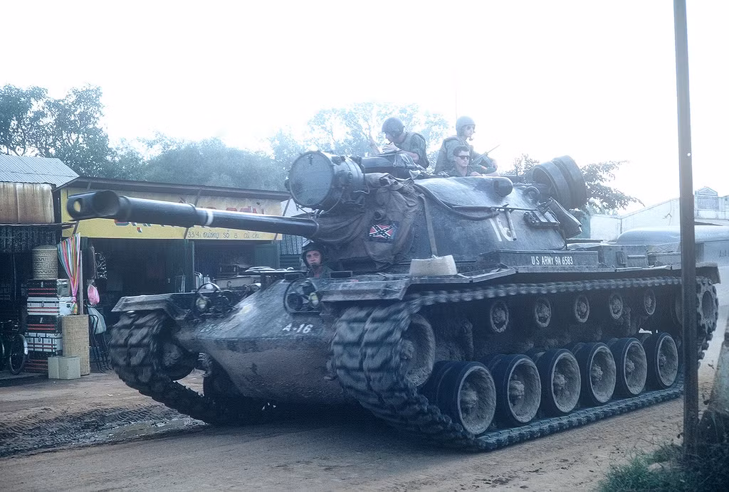 Xe tăng Mỹ di chuyển qua khu dân cư ở Củ Chi.