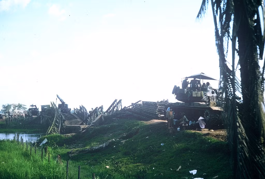 Một cây cầu bị phá hủy trong chiến sự ở Củ Chi.