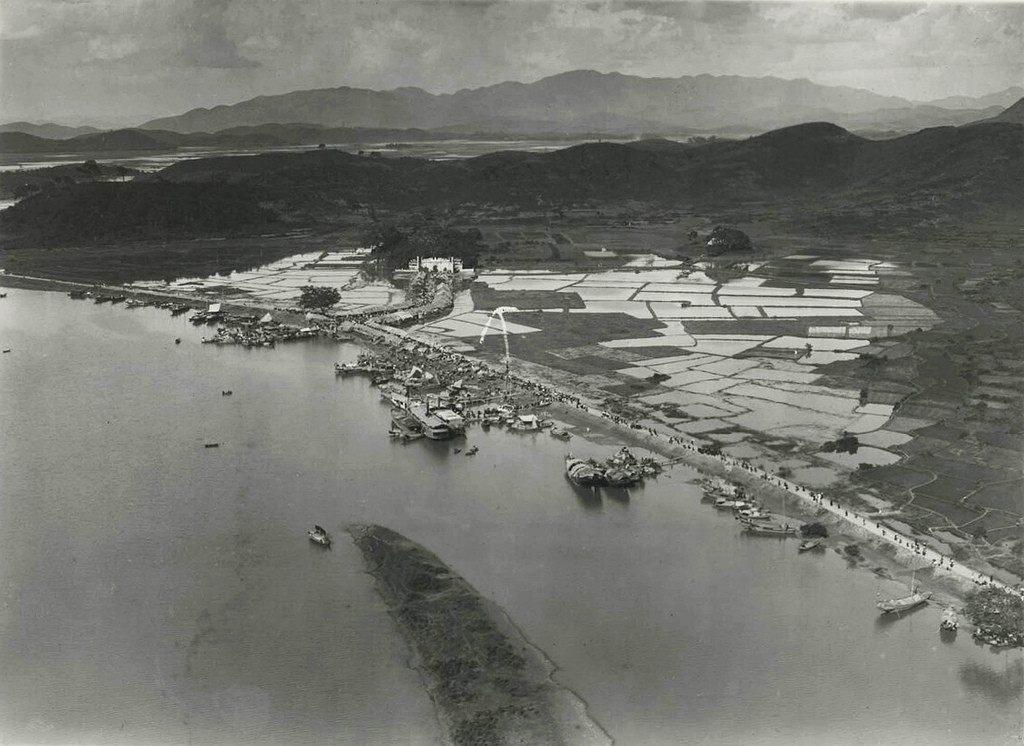 Sông Thái Bình đoạn chảy qua đền Kiếp Bạc, phía dưới là cồn Kiếm, thập niên 1920. Ảnh tư liệu.