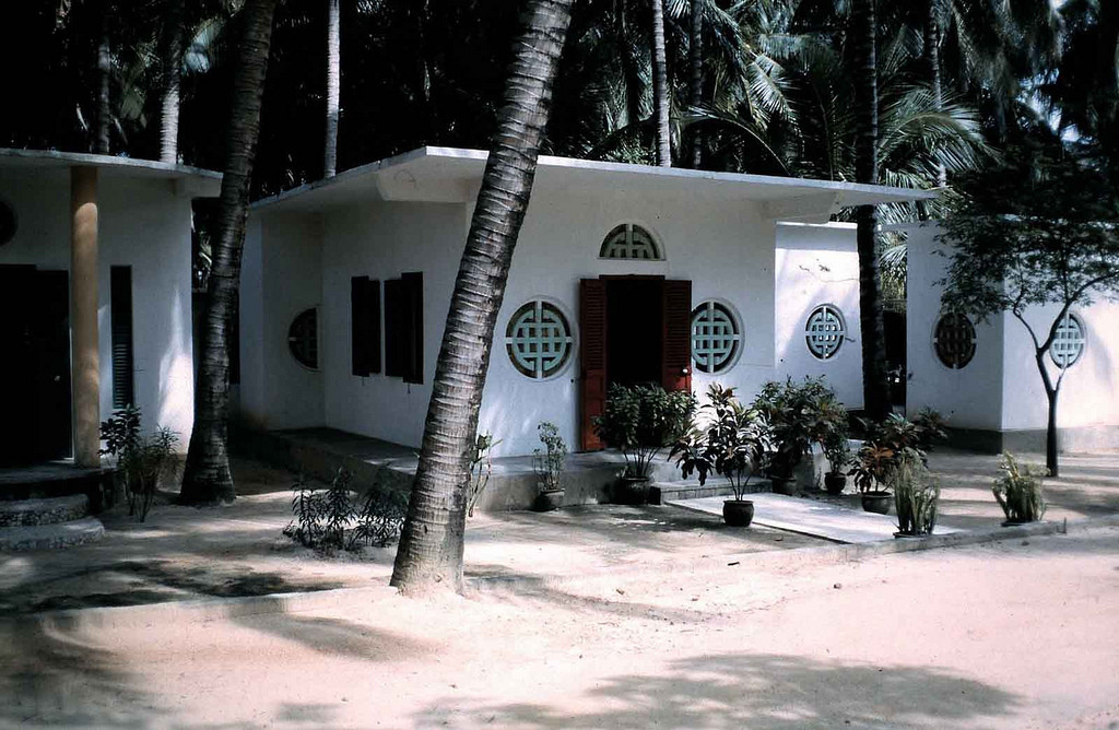 Những ngôi nhà ở làng phong Quy Hòa bên bờ biển Ghềnh Ráng, Quy Nhơn. Ảnh: Warren Balish.