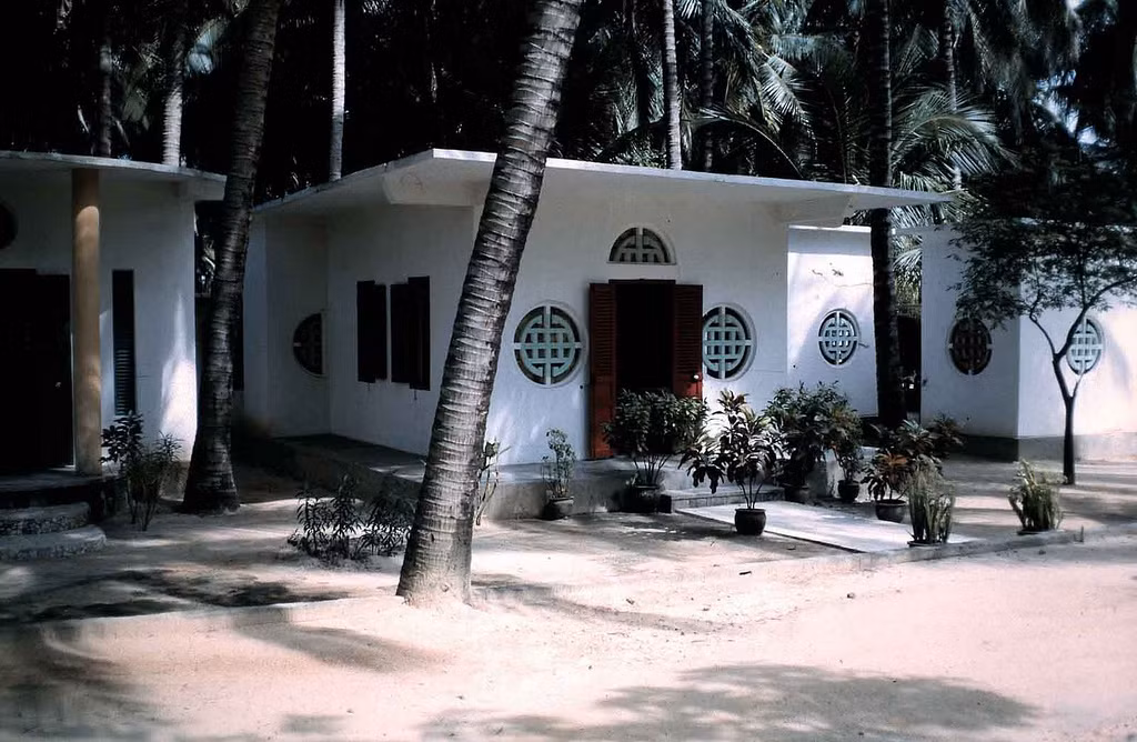 Những ngôi nhà ở làng phong Quy Hòa bên bờ biển Ghềnh Ráng, Quy Nhơn. Ảnh: Warren Balish.