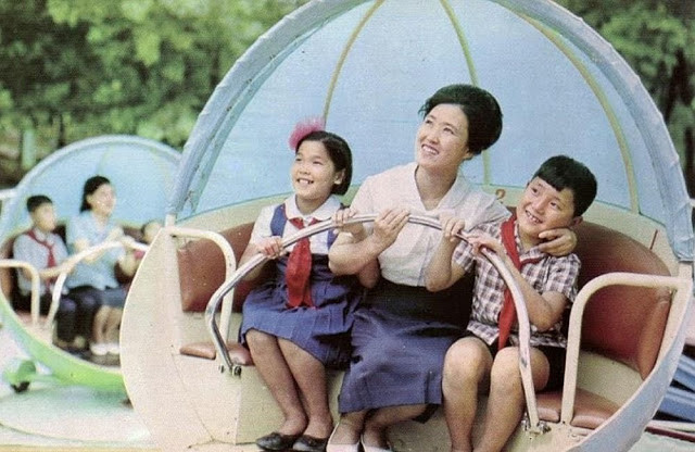 Các gia đình vui chơi tại khu giải trí Taesongsan, gần Bình Nhưỡng. Ảnh: Retro DPRK.