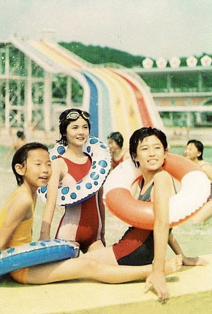 Ba mẹ con tại công viên nước Taesongsan gần thủ đô. Ảnh: Retro DPRK.