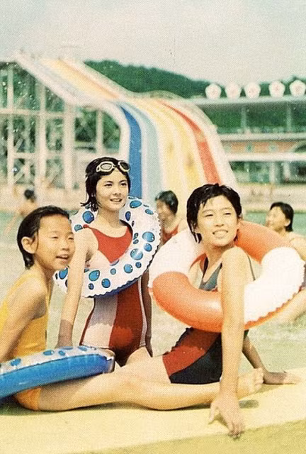 Ba mẹ con tại công viên nước Taesongsan gần thủ đô. Ảnh: Retro DPRK.