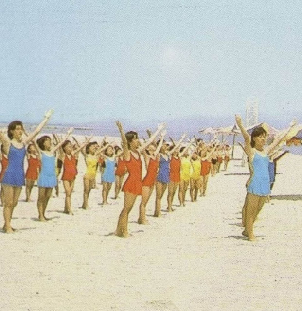 Đội hình người đẹp áo tắm tập thể dục trên bãi biển Songdowon. Ảnh: Retro DPRK.