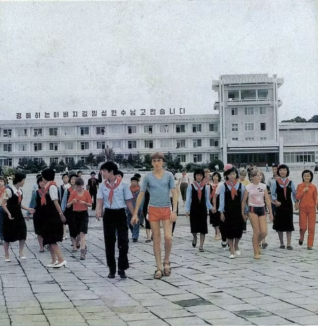 Trẻ em Triều Tiên và quốc tế tại trại hè Songdowon. Ảnh: Retro DPRK.