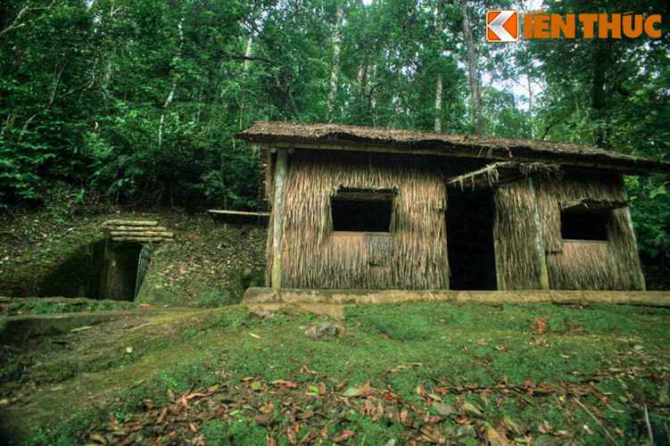 Toàn cảnh khu vực lán của Thiếu tướng Hoàng Văn Thái với cửa hầm nằm bên trái.