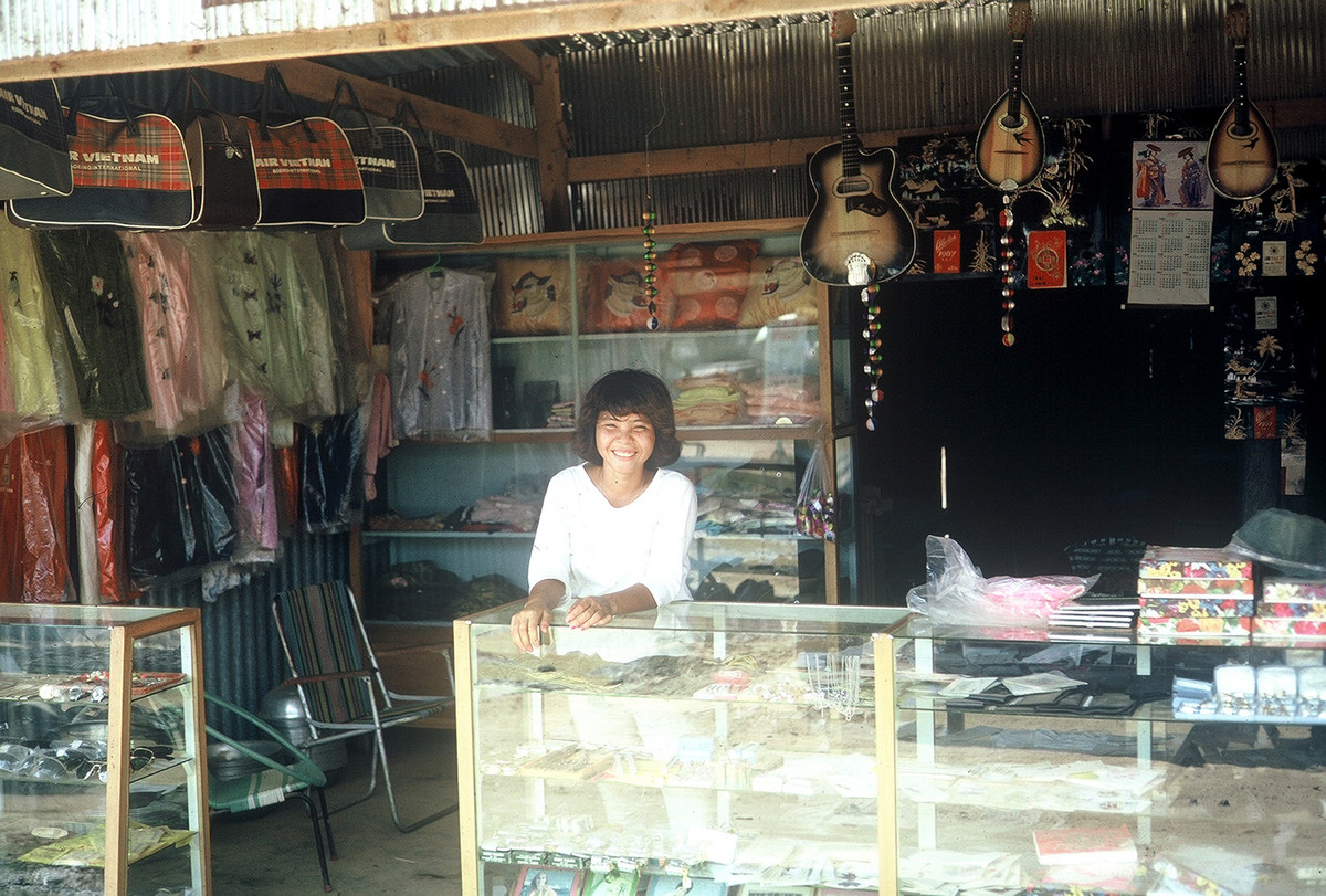Nụ cười tươi rói của cô bán hàng tại quầy đồ lưu niệm. Ảnh: William Smith.