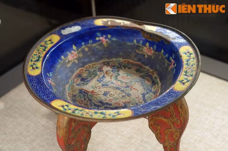 Chậu Quán tẩy làm bằng pháp lam ngũ sắc trang trí Long vân, dùng cho nghi thức rửa tay trước khi hành lễ trong hoạt động tế tự cung đình thời Nguyễn.