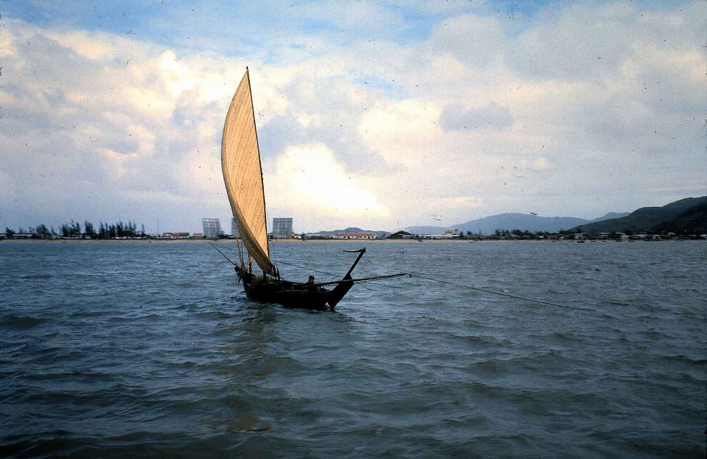 Trên biển Quy Nhơn. Phía xa bên bờ biển là hệ thống ra-đa tại một căn cứ quân sự của Mỹ. Ảnh: Warren Balish.