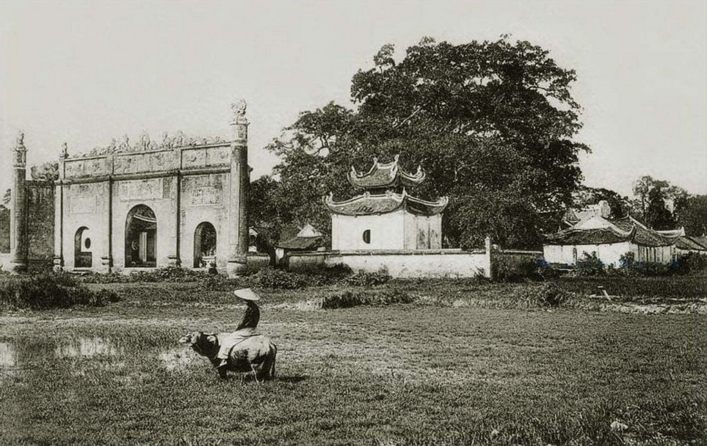 Toàn cảnh đền Kiếp Bạc nhìn từ đồng ruộng bên ngoài đền, năm 1910. Ảnh tư liệu.