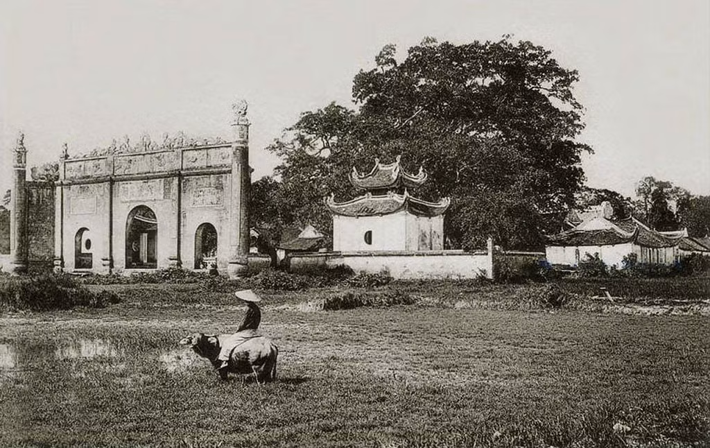 Toàn cảnh đền Kiếp Bạc nhìn từ đồng ruộng bên ngoài đền, năm 1910. Ảnh tư liệu.