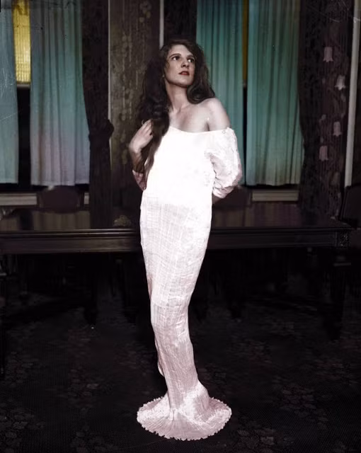 Cô Wallace Ford khoa dáng với chiếc váy được chọn để tham gia cuộc thi hoa hậu nước Mỹ vào năm 1927. Ảnh: My Colorful Past.