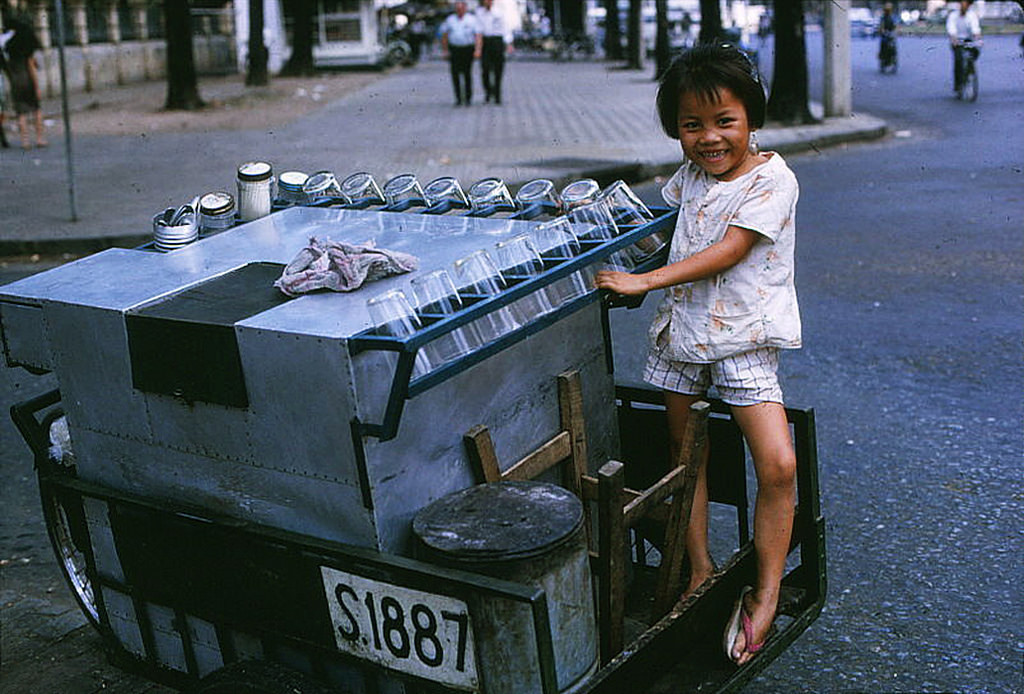 Bé gái trên xe bán nước dừa ở đường Nguyễn Hậu, bên hông nhà thờ Đức Bà, 1966. Ảnh tư liệu.