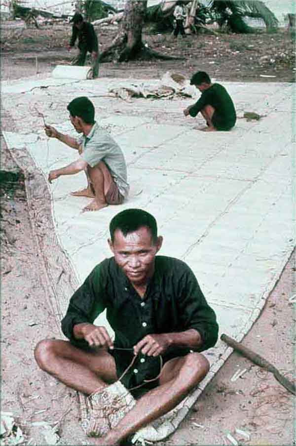 Ngư dân Quy Nhơn làm buồm cho con thuyền của mình. Ảnh: Warren Balish.