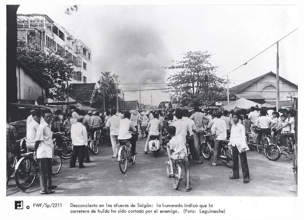 Người dân quan sát cột khói khổng lồ từ phía cầu sắt Đa Kao. Ảnh tư liệu.