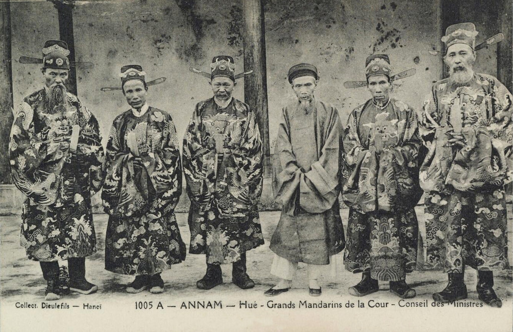 Các quan trong Phủ Phụ chánh triều vua Duy Tân, từ trái sang phải: 1. Tôn Thất Hân (1854-1944) thượng thư bộ Hình; 2. Nguyễn Hữu Bài (1863-1935) thượng thư bộ Công; 3. Huỳnh Côn (1850-1925) thượng thư bộ Hộ; 4. An Thành vương Miên Lịch (1841-1919) con trai thứ 78 của vua Minh Mạng (phụ chánh thân thần); 5. Lê Trinh (1850-1909) thượng thư baộ Lễ; 6. Cao Xuân Dục (1843-1923) thượng thư bộ Học. Ảnh tư liệu.