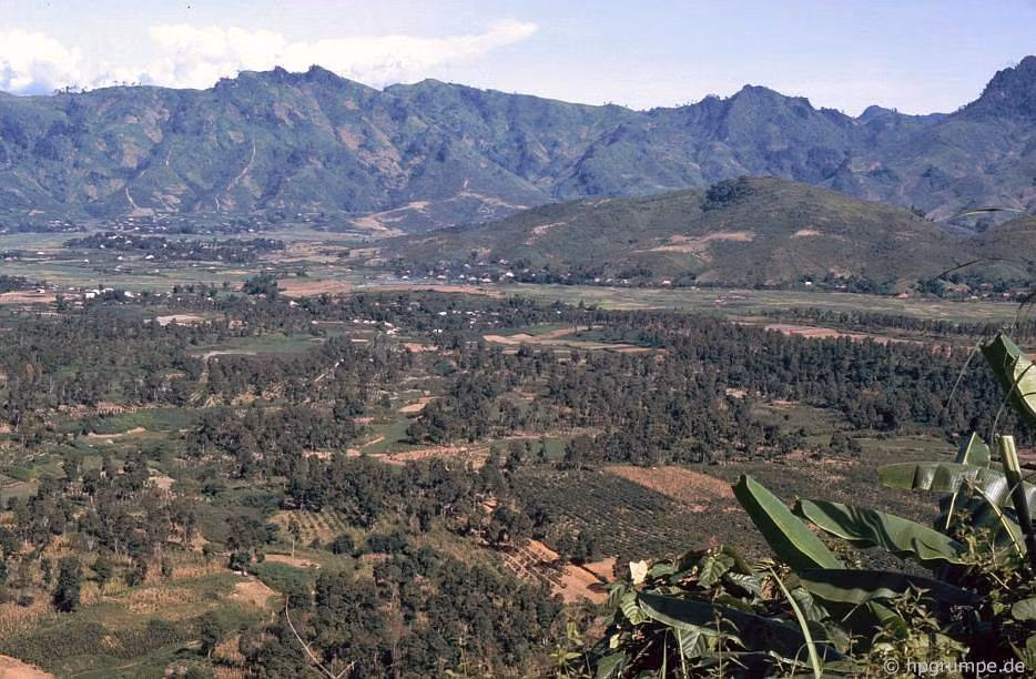 Cảnh quan trên đường từ Sơn La đến Điện Biên Phủ năm 1992. Theo lời nhiếp ảnh gia Grumpe, với thời gian này khu vực Tây Bắc còn hạn chế người nước ngoài qua lại. Để được đến Điện Biên Phủ, ông phải xin giấy phép của cơ quan công an. Ảnh: Hpgrumpe.de.