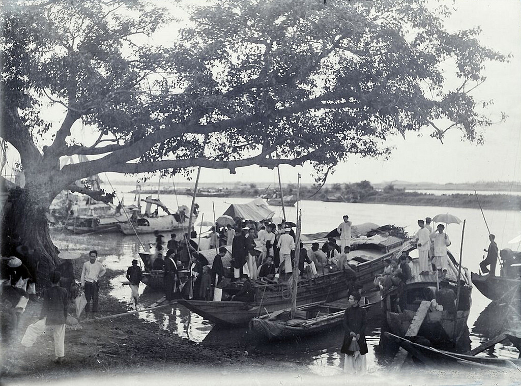 Khung cảnh tại bến thuyền của đền Kiếp Bạc mùa lễ hội, thập niên 1920. Ảnh tư liệu.