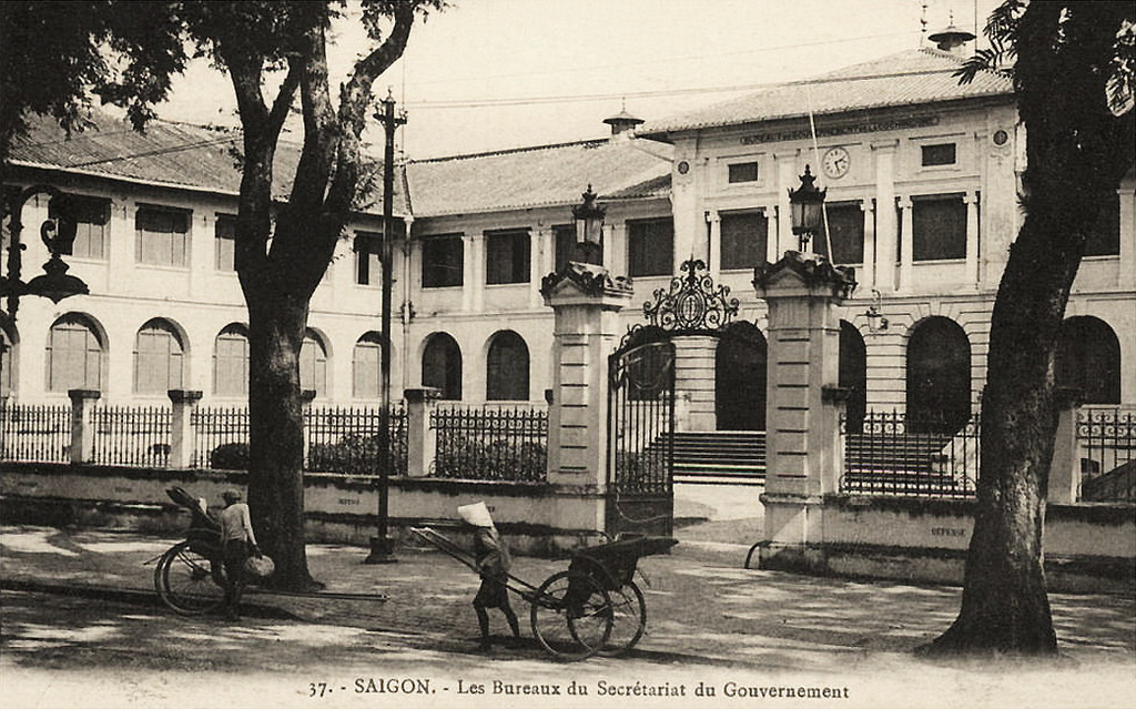 Cận cảnh cổng vào Dinh Thượng thư Nội vụ, hình ảnh in trên bưu thiếp của Pháp. Ảnh tư liệu.