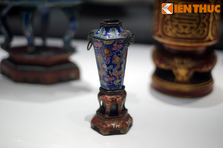 Nghệ thuật pháp lam ở Huế đã phát triển dưới thời các vua Minh Mạng, Thiệu Trị và Tự Đức rồi sau đó thất truyền do các biến động của thời cuộc. Ảnh: Cơi rượu pháp lam.