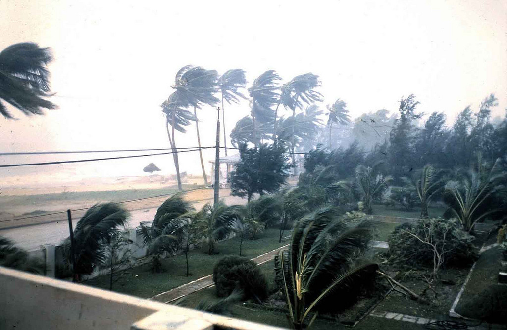 Cảnh tượng trong một trận bão lớn ở Quy Nhơn năm 1964. Ảnh: Warren Balish.