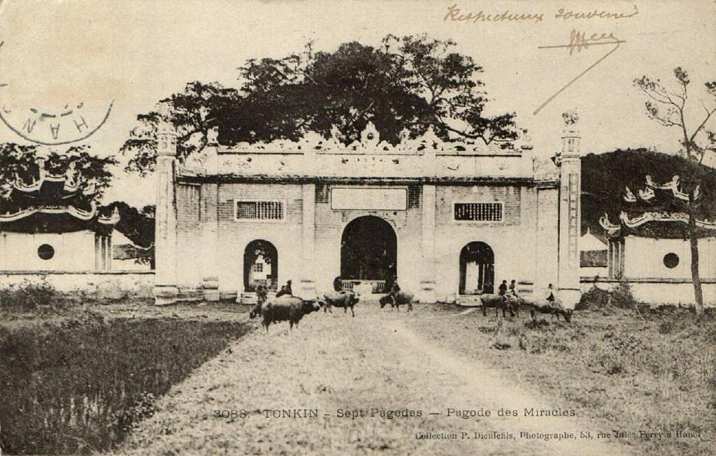 Trẻ chăn trâu tụ tập trước cổng đền, hình ảnh trên một bưu thiếp cổ. Ảnh tư liệu.