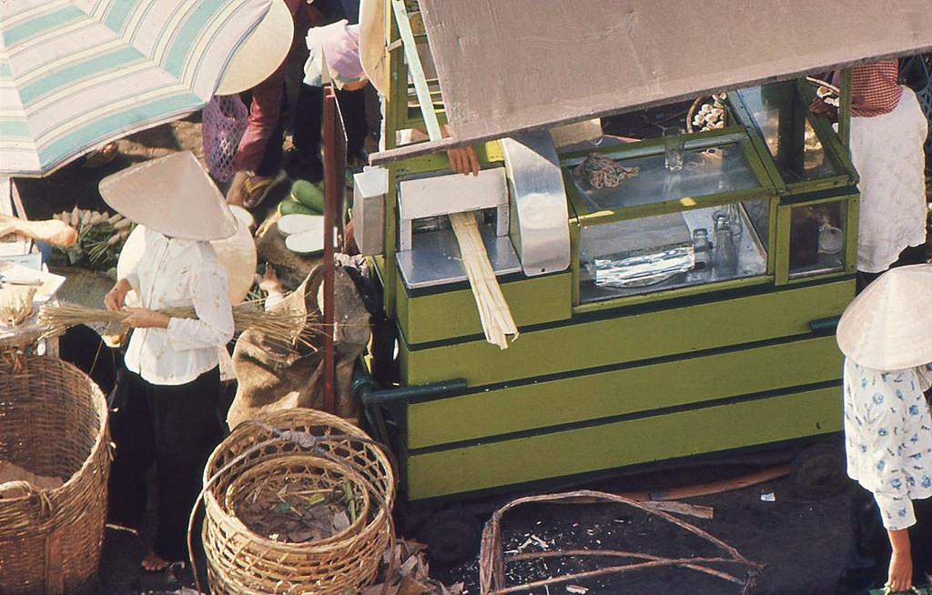 Quầy nước mía ở một khu chợ, khoảng năm 1965-1966. Ảnh tư liệu.