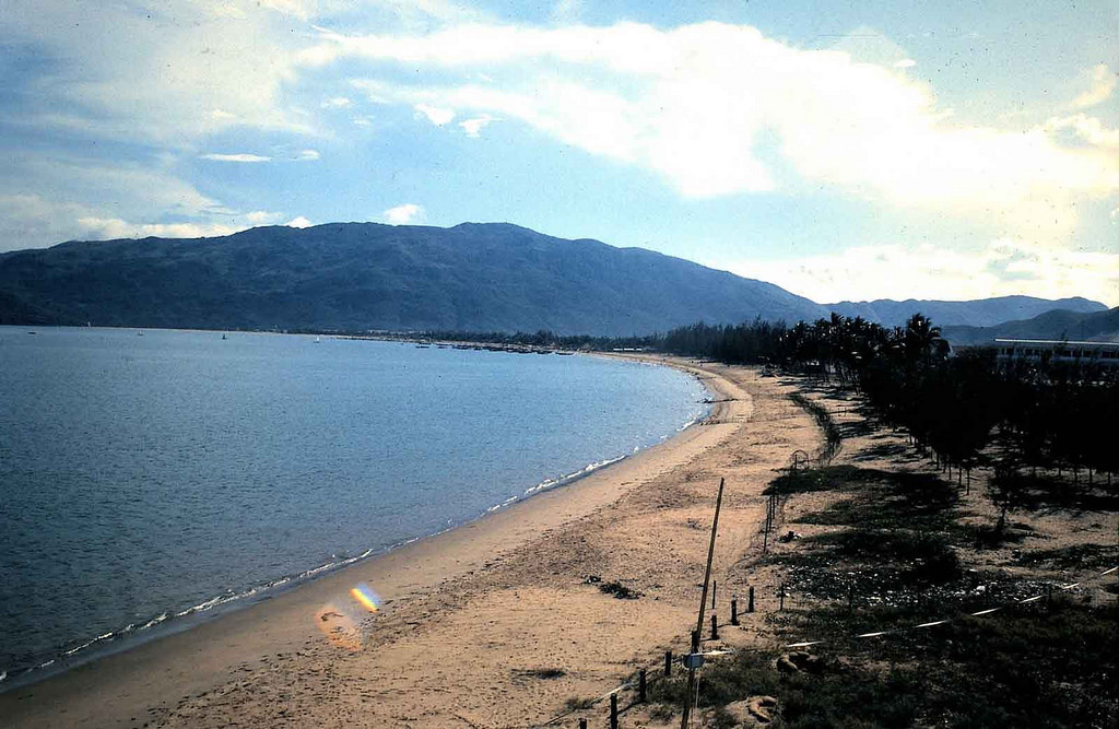 Bãi biển Quy Nhơn, phía xa là núi Xuân Vân. Ảnh: Warren Balish.