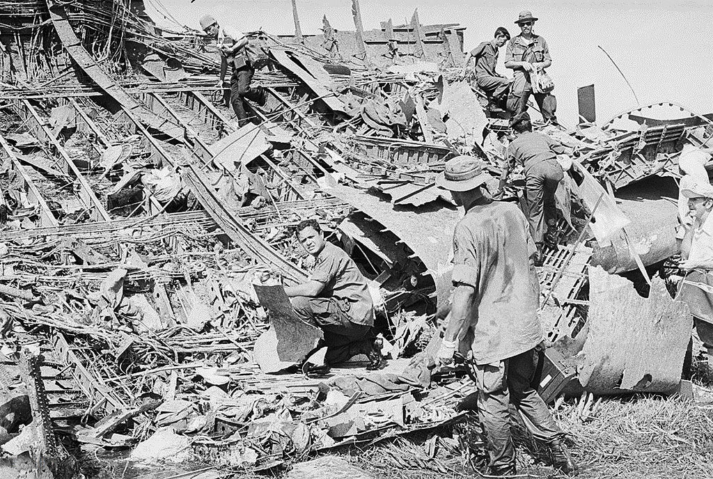 Các mảnh vỡ máy bay được quân đội Mỹ thu gom sau vụ tai nạn. Ảnh: Corbis.