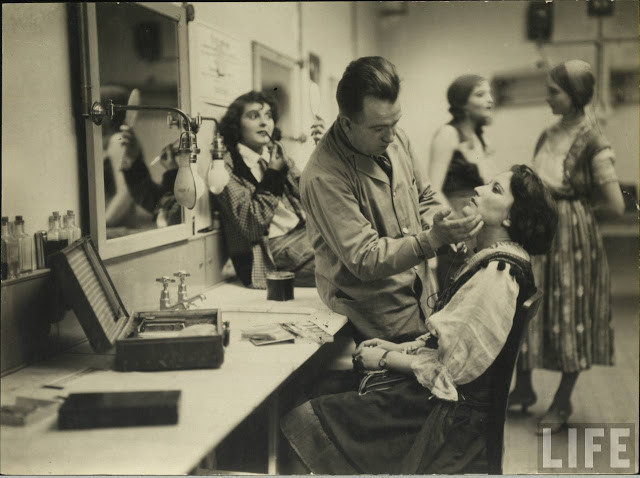 Trong phòng trang điểm của diễn viên. Ảnh: Life.