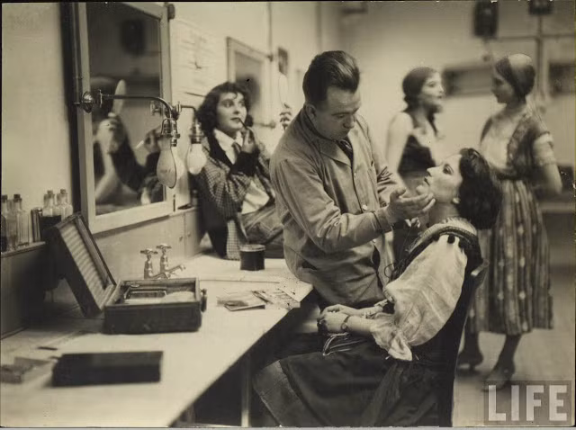 Trong phòng trang điểm của diễn viên. Ảnh: Life.