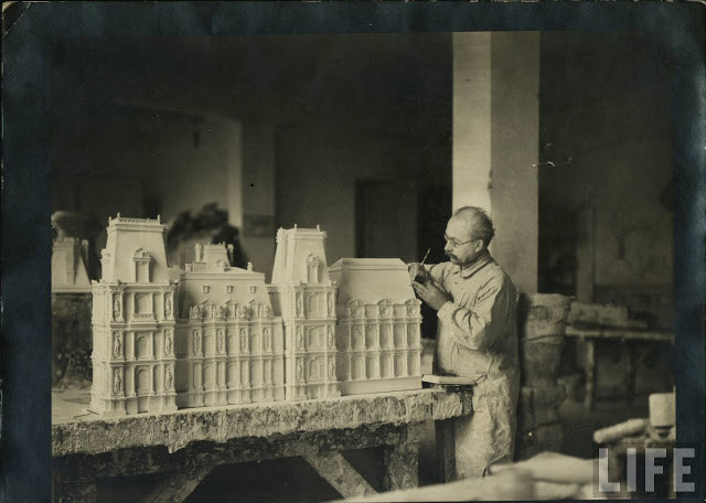 Một tòa nhà lớn được dựng hình bằng thạch cao. Ảnh: Life.