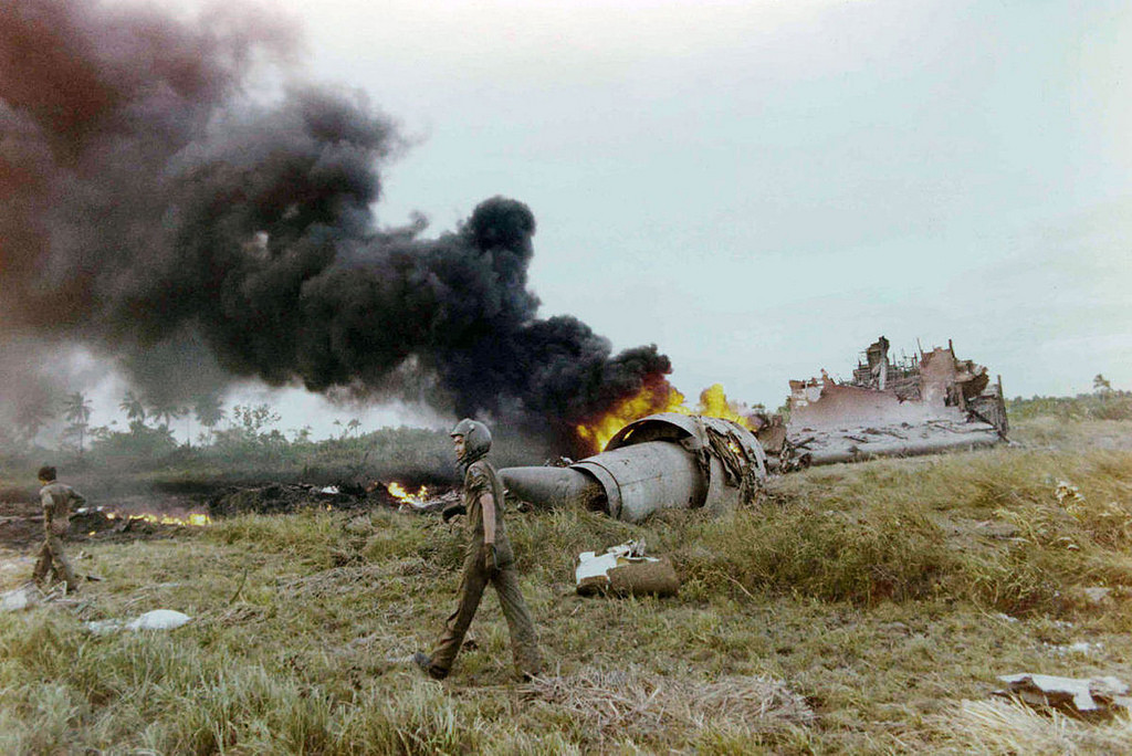 Động cơ máy bay vẫn bốc cháy dữ dội khi nằm trên mặt đất. Ảnh: AP.