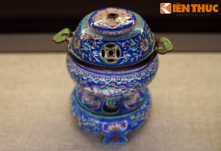 Theo các nguồn sử liệu, kỹ nghệ pháp lam xuất xứ từ vùng Limoges ở Pháp và vùng Battersea ở Anh, du nhập vào Trung Hoa theo chân các tu sĩ dòng Tên vào cuối thế kỷ 17. Ảnh: Lư xông trầm pháp lam.